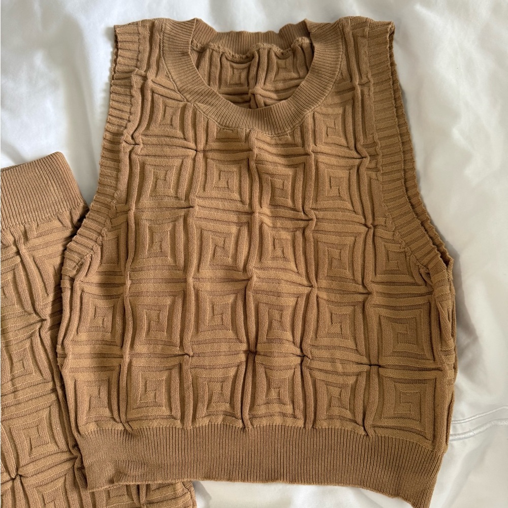 Elegant Tan Knit Skirt - Picture 4 of 4